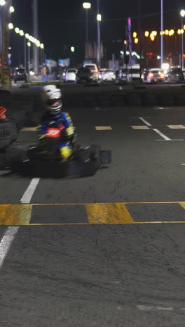carreras de go-kart por la noche