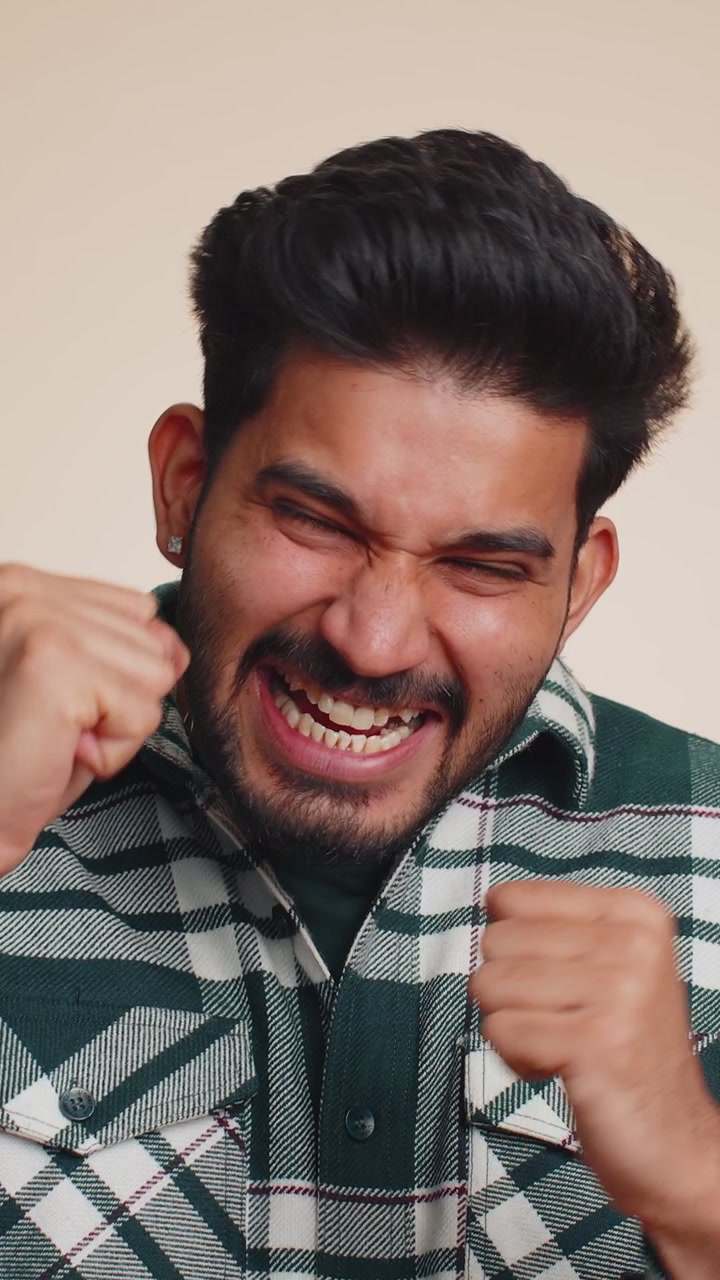 Un uomo indiano felice che celebra il successo vincendo il jackpot della lotteria di compleanno obiettivi raggiunti buone notizie