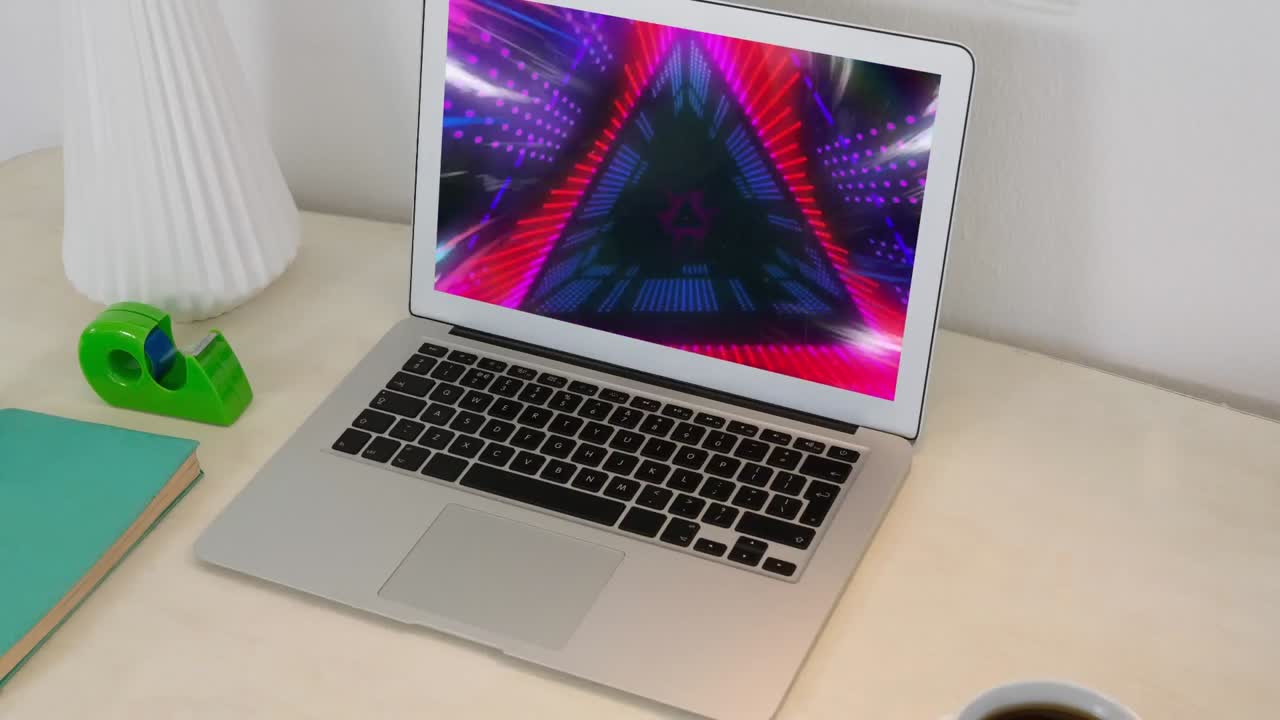 animación del procesamiento de datos en la pantalla del portátil