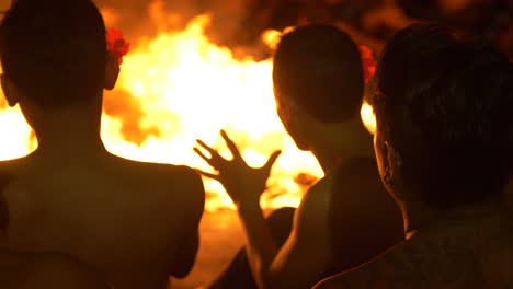 Männer,-Die-In-Einem-Traditionellen-Kecak-Auftreten