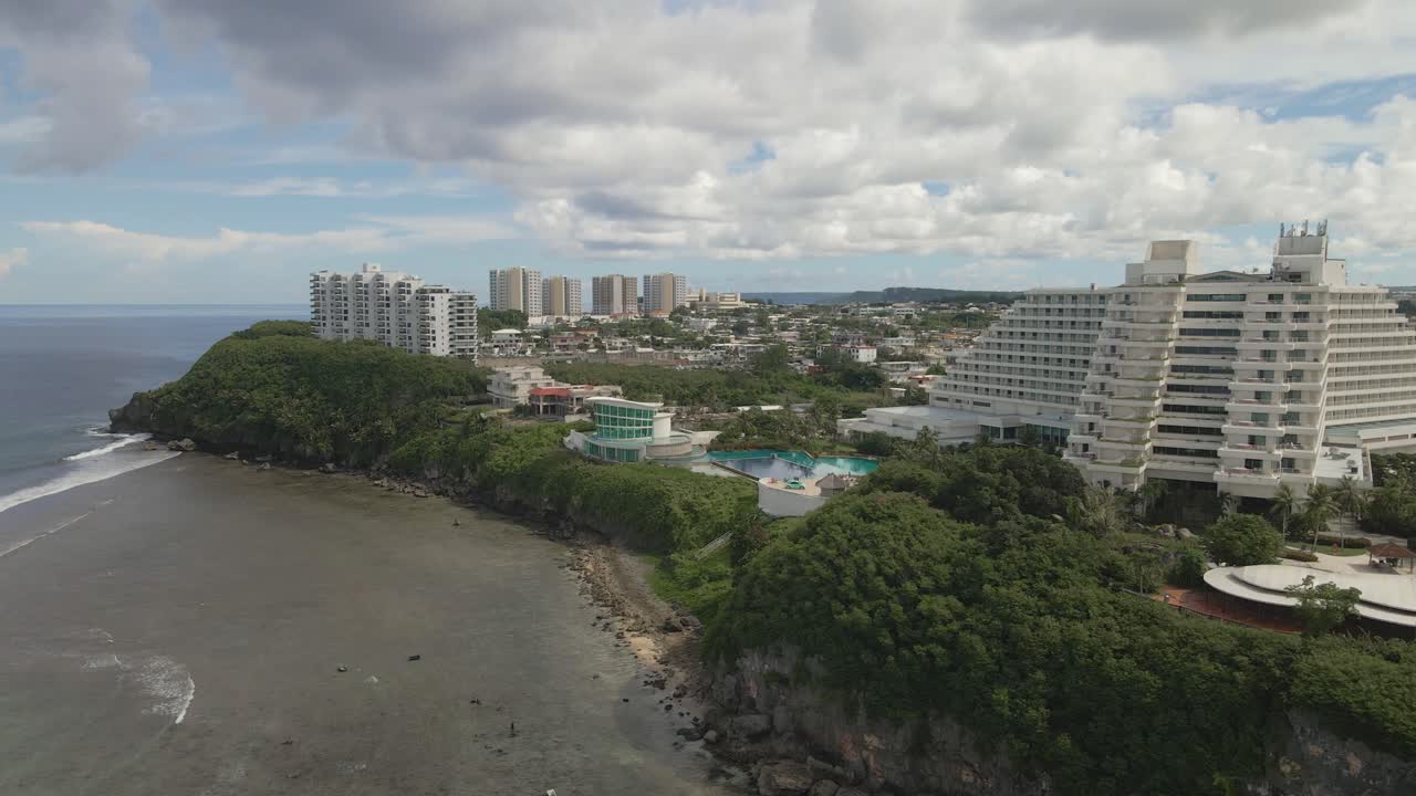 Vídeo de arquivo Premium - Drone movendo-se ao longo do ponto oka na ...