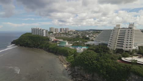 drone moviéndose a lo largo de oka point en la isla tropical de guam