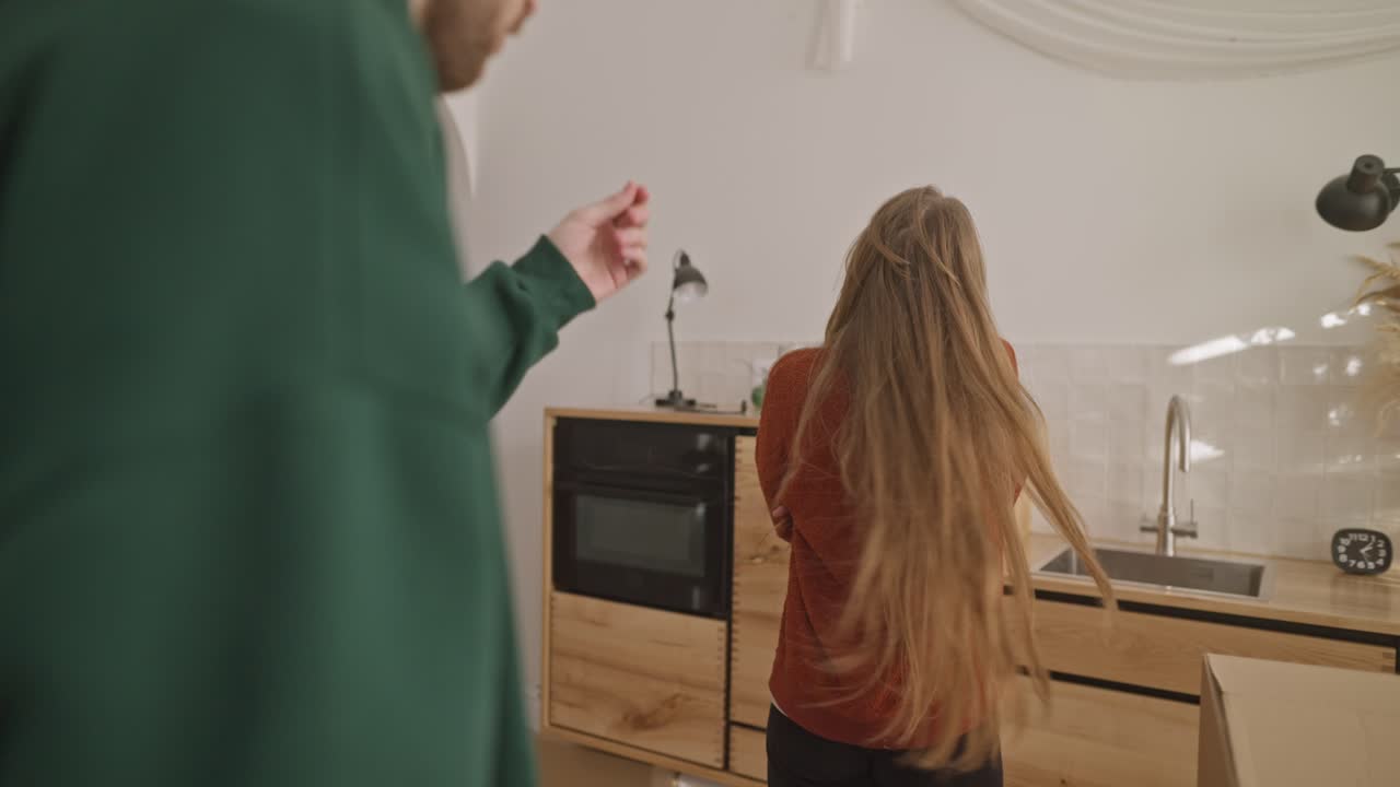 пара переезжает на новую кухню.