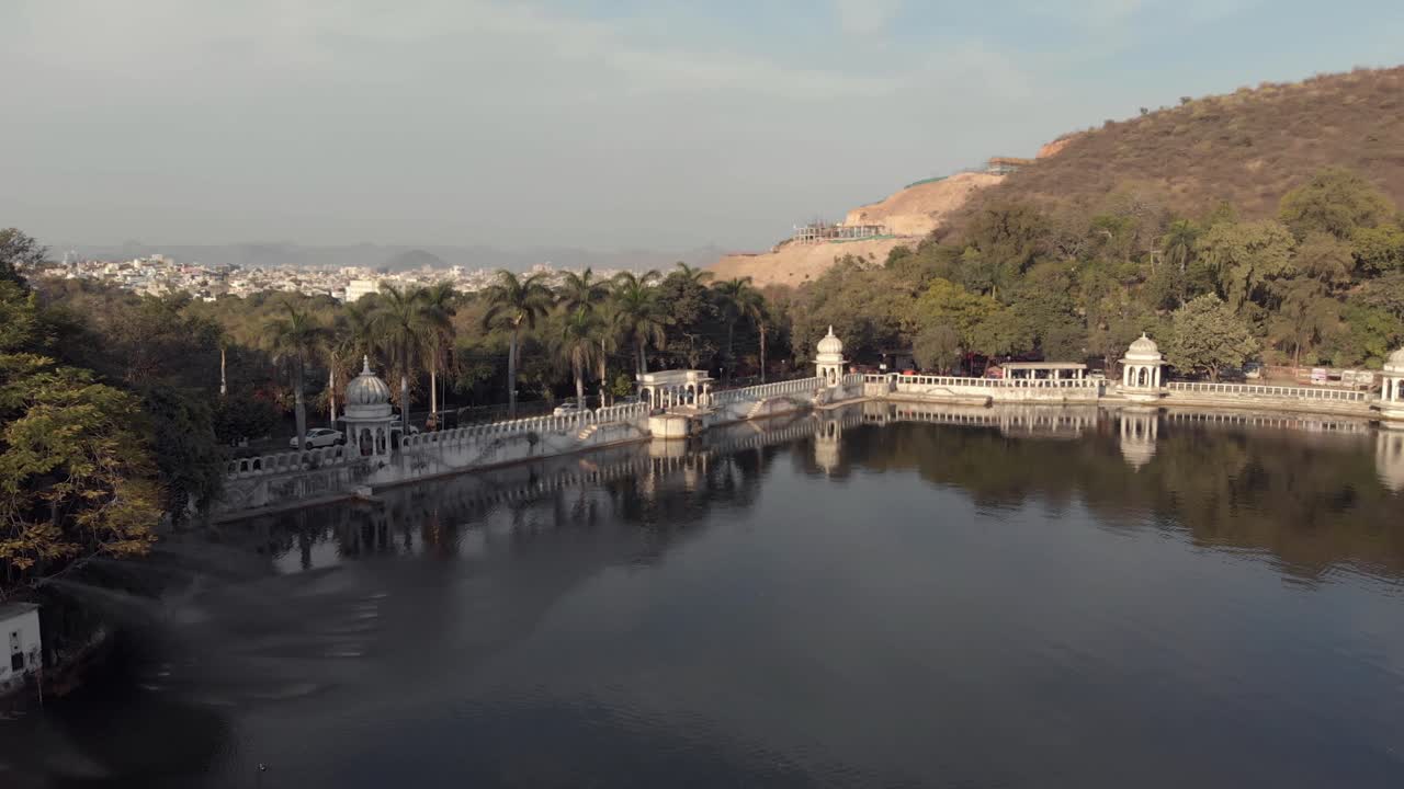 imágenes aéreas de 4k de la ciudad junto al lago de udaipur, india