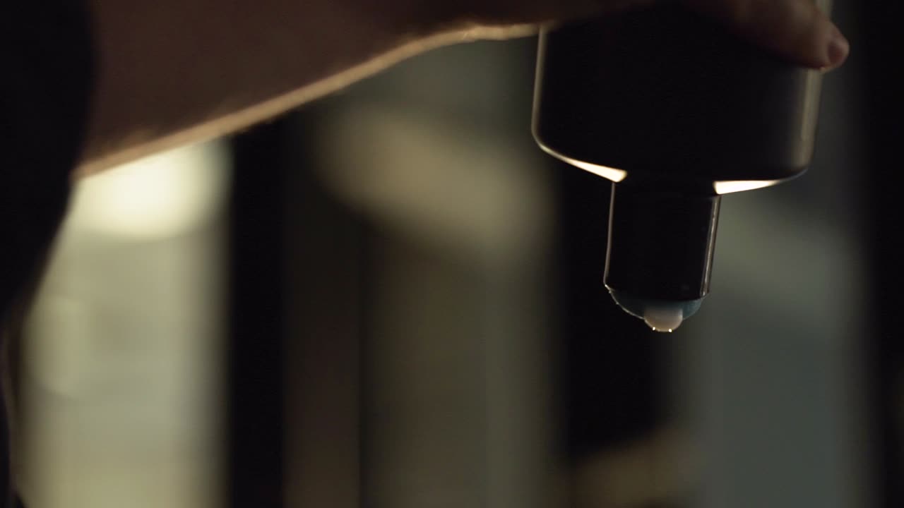 líquido que se vierte en la mano por la noche