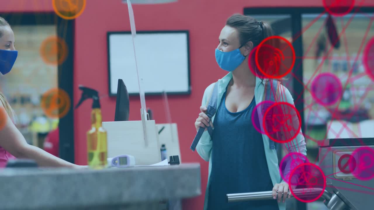 Animación de iconos de medios sobre mujer caucásica con mascarilla hablando