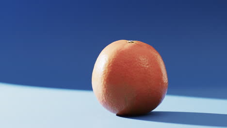 video de primer plano de naranja con espacio de copia sobre fondo azul