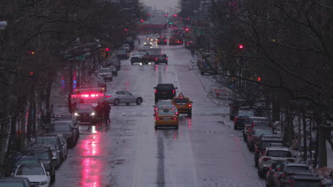 Zeitlupe-Des-New-Yorker-Verkehrs-Mit-Einem-Krankenwagen-Auf-Einer-Nassen-Hauptstraße-In-Manhattan