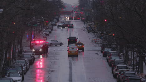 Cámara-Lenta-Del-Tráfico-De-Nueva-York-Con-Una-Ambulancia-En-Una-Calle-Principal-Mojada-De-Manhattan