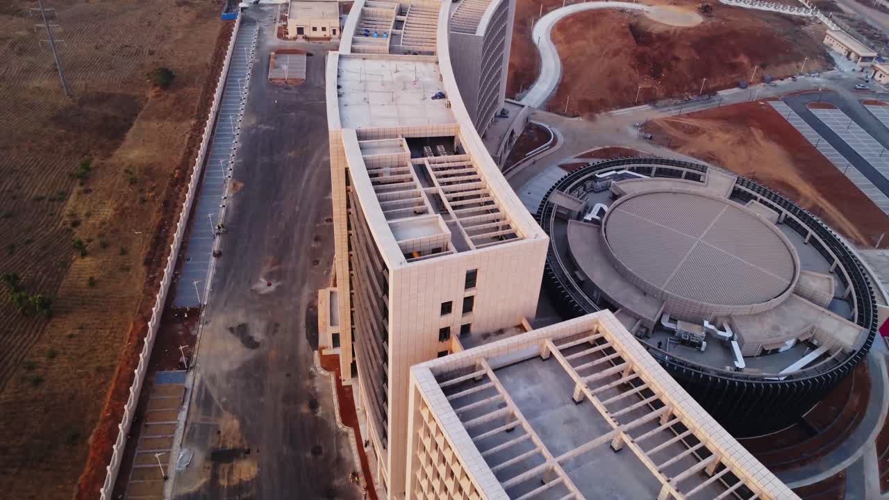 Dron sobrevolando los tejados de la nueva sede de la Comunidad Económica de Estados de África Occidental (CEDEAO) en Abuya, Nigeria.