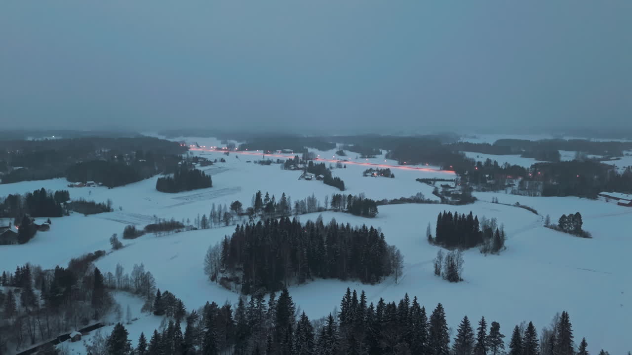 어두운 불길한 숲 위를 날아다니며 라플란드의 야생 숲에서