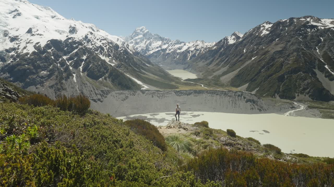 Kvinde på Sealy Tarns-stien med udsigt over Mueller Lake og Mount Cook, NZ