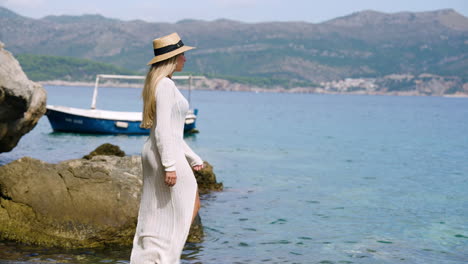 hermosa turista rubia caminando por el mar adriático durante el verano en croacia