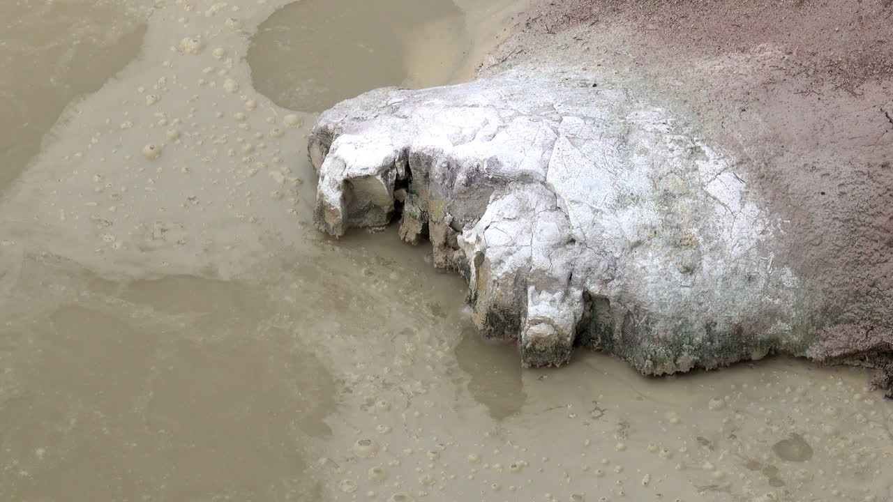 뜨거운 지열수가 광물로 착색된 암석을 씻는다