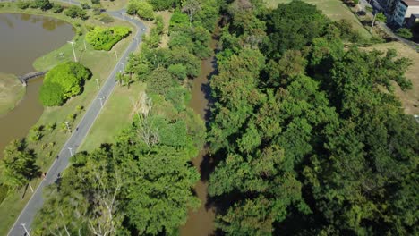 Luftaufnahme-Eines-Flusses-In-Einem-Wunderschönen-Park-In-Einer-Metropole-In-Brasilien