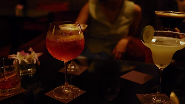 Amici che si godono un drink in un ambiente accogliente