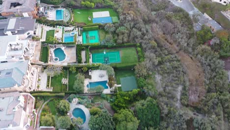 Toma-De-Drones-Ariel-De-4k-De-Casas-De-Un-Millón-De-Dólares-Con-Vista-A-La-Playa-En-Laguna,-California