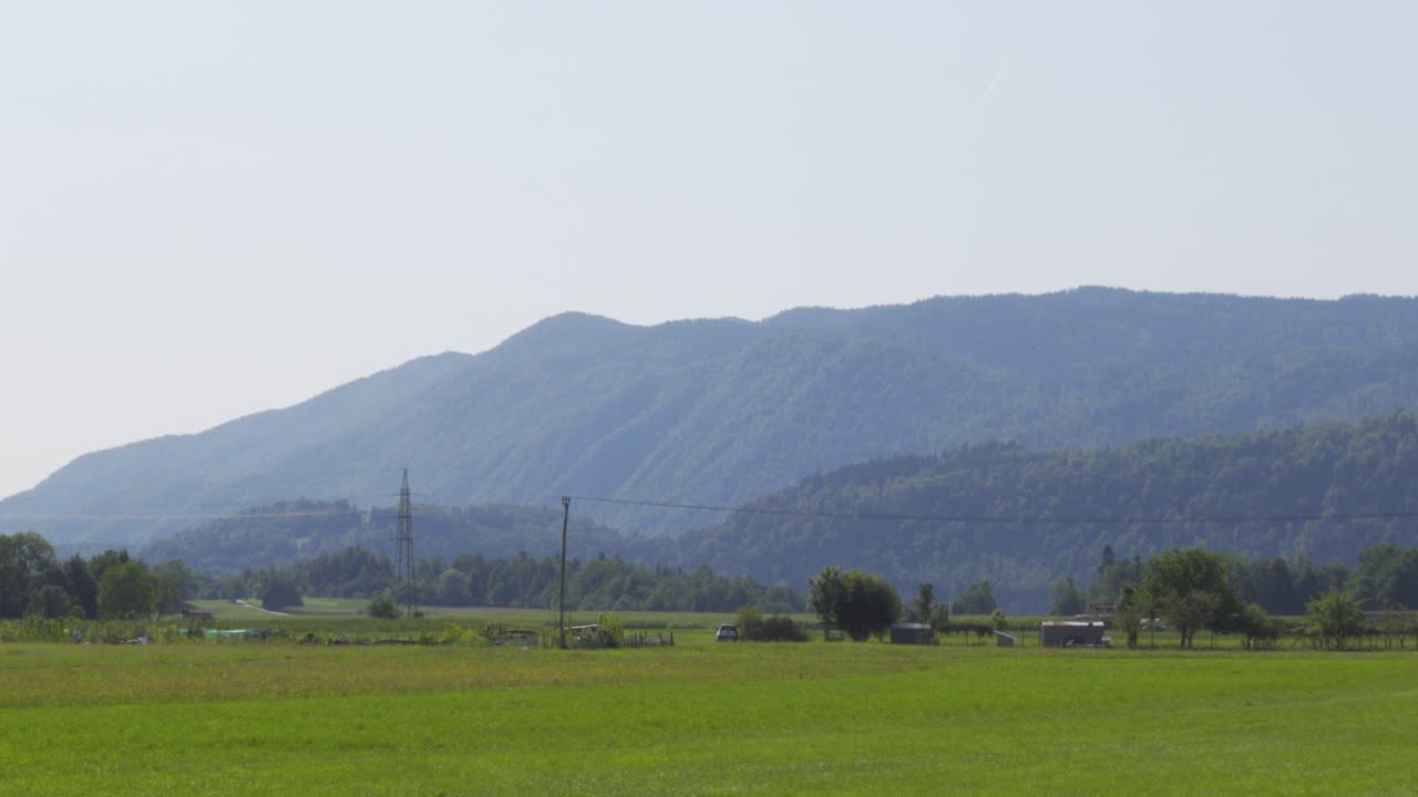 알프스 한가운데 넓고 탁 트인 초원