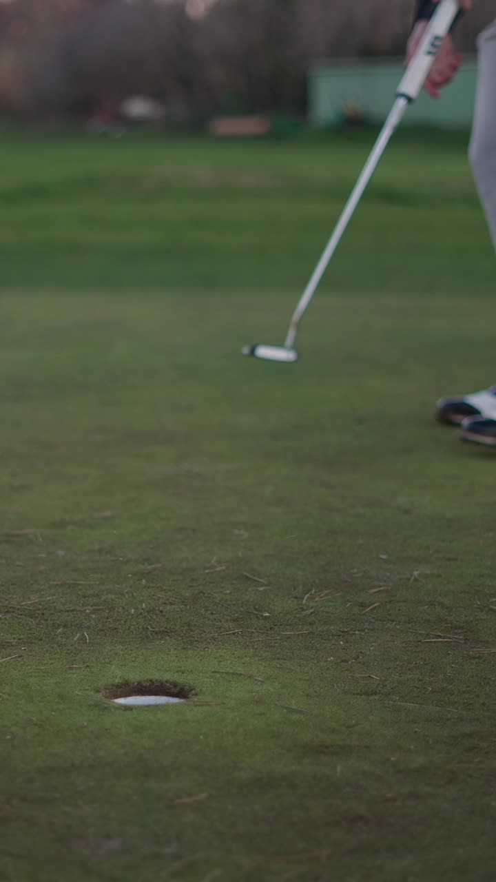 jugando al golf en el green