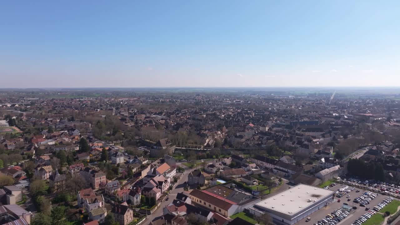 Drone in volo sopra le affascinanti strade medievali di Beaune