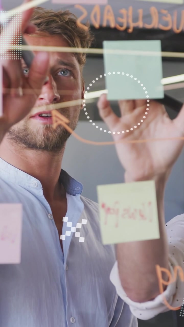 Hochformat-Video: Mann berührt Notiz, zeichnet auf Glas, während Grafiken einen Geschäftsplan hervorheben