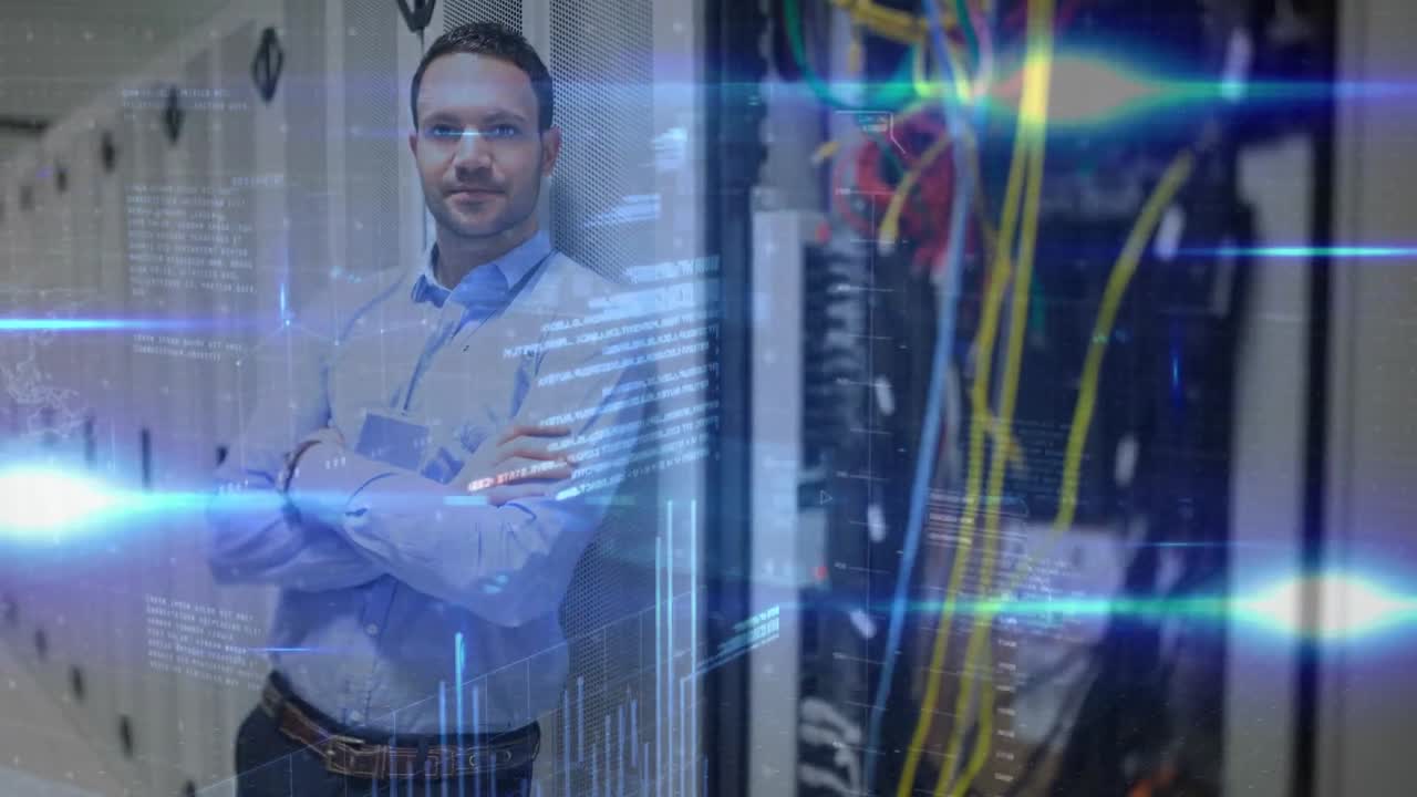 animación de luces y procesamiento de datos sobre el hombre caucásico de pie en los servidores