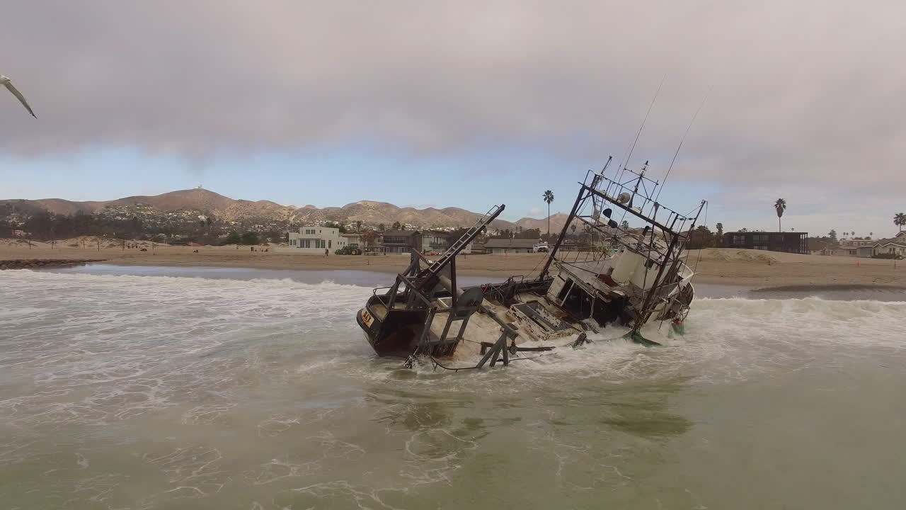 toma aérea sobre un barco de pesca naufragado cerca de ventura california 6
