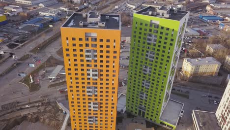 edificios de apartamentos modernos en una ciudad