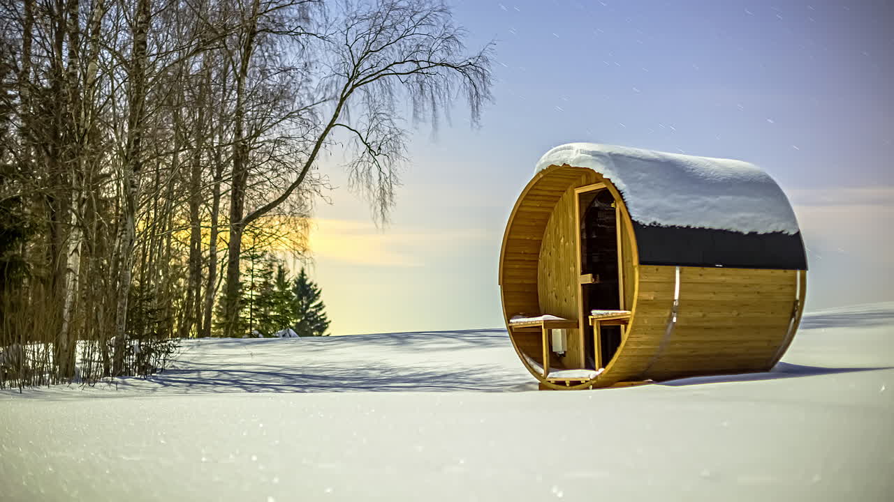 sauna de barril de madera en tierra congelada al lado del bosque, timelapse nocturno, larga exposición