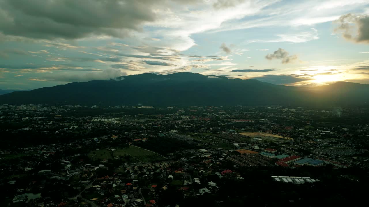 imágenes aéreas de naturaleza cinematográfica de 4k de un avión no tripulado volando sobre la hermosa ciudad de chiang mai, tailandia durante la puesta de sol