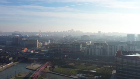 Luftaufnahme-Von-Aubervilliers,-Pariser-Ringstraße,-Sonniger,-Verschmutzter-Tag