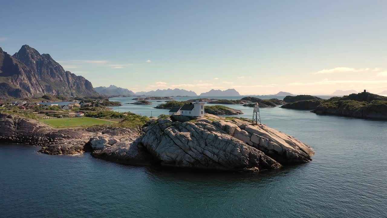 헨닝스바어 루포텐 (henningsvaer lofoten) 은 노르웨이 노르드랜드 카운티에 있는 군도이다.