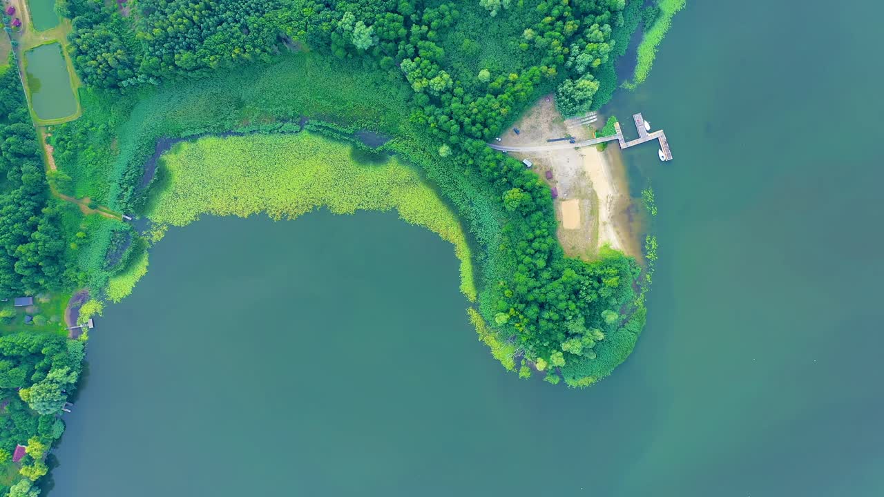 эпический вид сверху вниз на большое озеро с прозрачной голубой водой