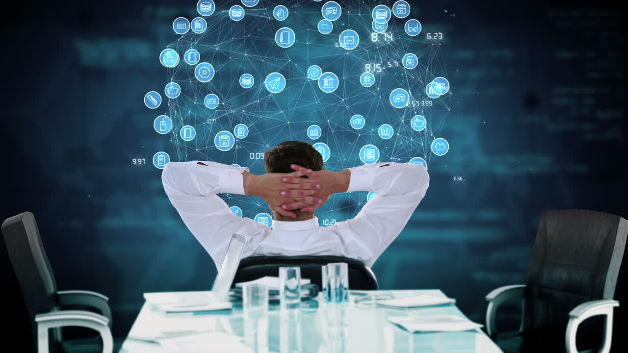 디지털 벽 그래픽을 보는 편안한 사업가