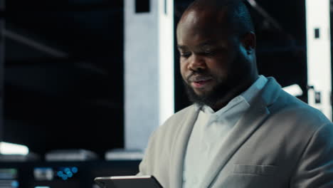 vertical video admin in data center using tablet to develop disaster recovery plans