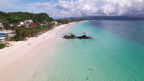 Boracay-Beach-Auf-Den-Philippinen,-Aufgenommen-Mit-Einer-Drohne,-Die-Den-Wunderschönen-Strand-Und-Die-Menschen-Einfängt,-Die-Das-Paradies-Genießen