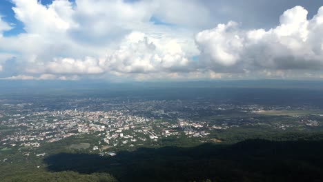 vista panorámica aérea rápida a través de la jungla verde y chiang mai en la distancia