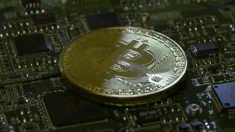 回路基板上のカサシウス ビットコインをクローズ アップ