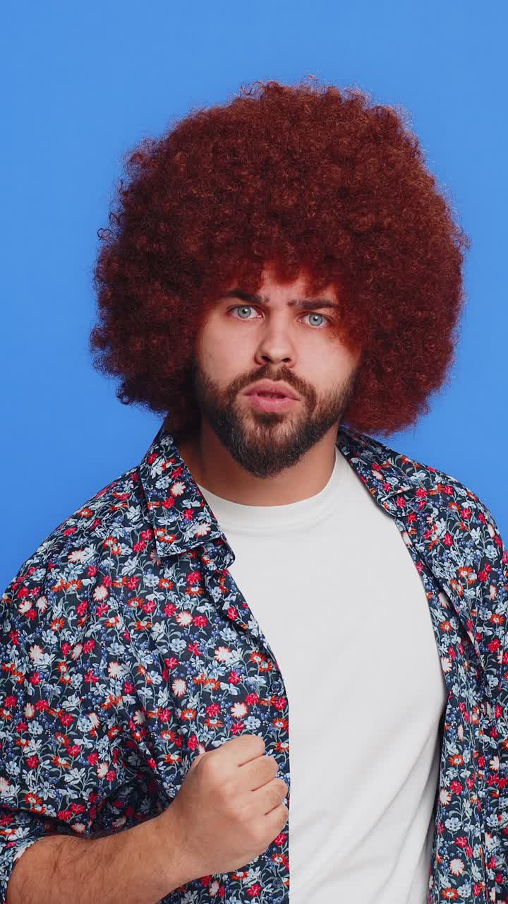 irritado disgustado agresivo infeliz hombre gestando las manos culpando regañando por el fracaso problema