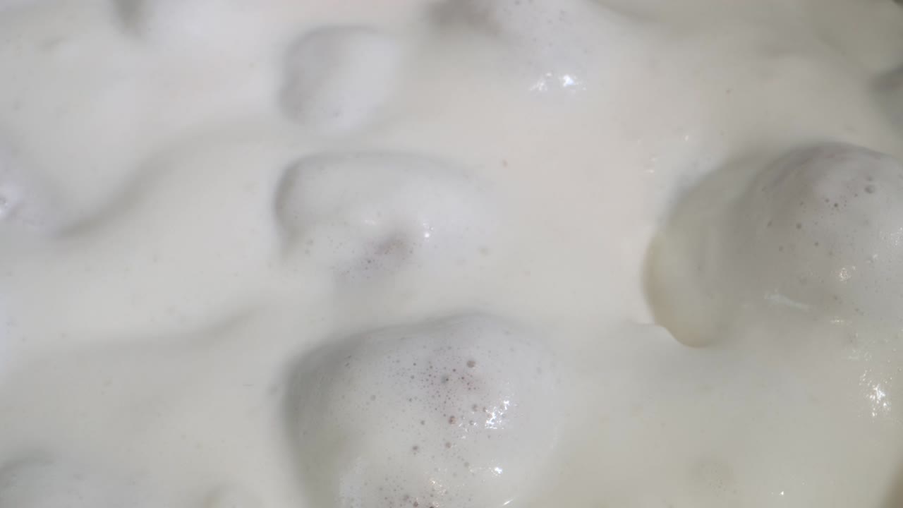 은 크림 층으로 인 익은 딸기를 회전시키고, 카메라 회전 360도, 클로즈업.