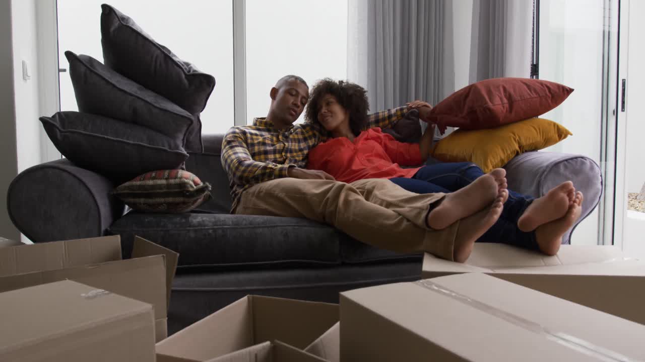 la pareja se muda a un nuevo hogar