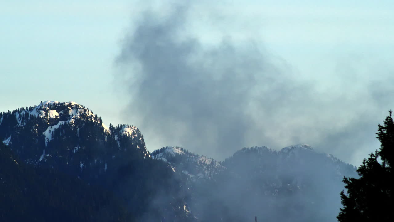 겨울철 눈 덮인 고산을 배경으로 안개 낀 아침
