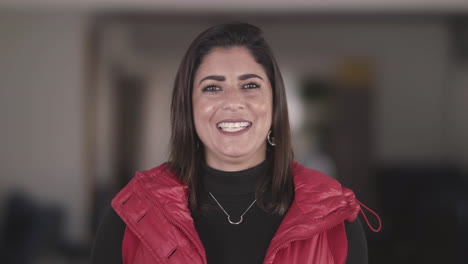 Retrato-De-Una-Mujer-Elegante-Sonriendo-A-La-Cámara