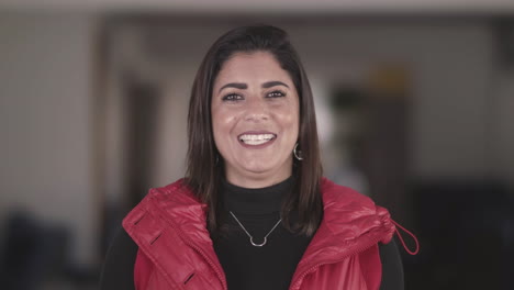retrato de una mujer elegante sonriendo a la cámara