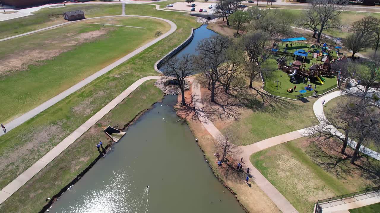 텍사스 하이랜드 빌리지의 유니티 파크에 있는 연못 2개의 항공 영상