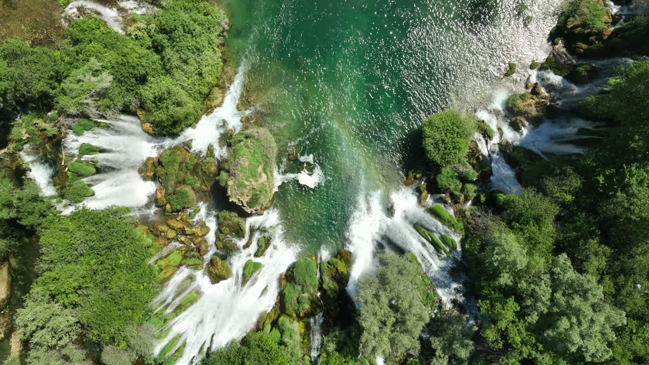 vista aérea de la increíble cascada de kravica en bosnia
