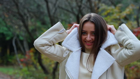mujer en un parque en otoño