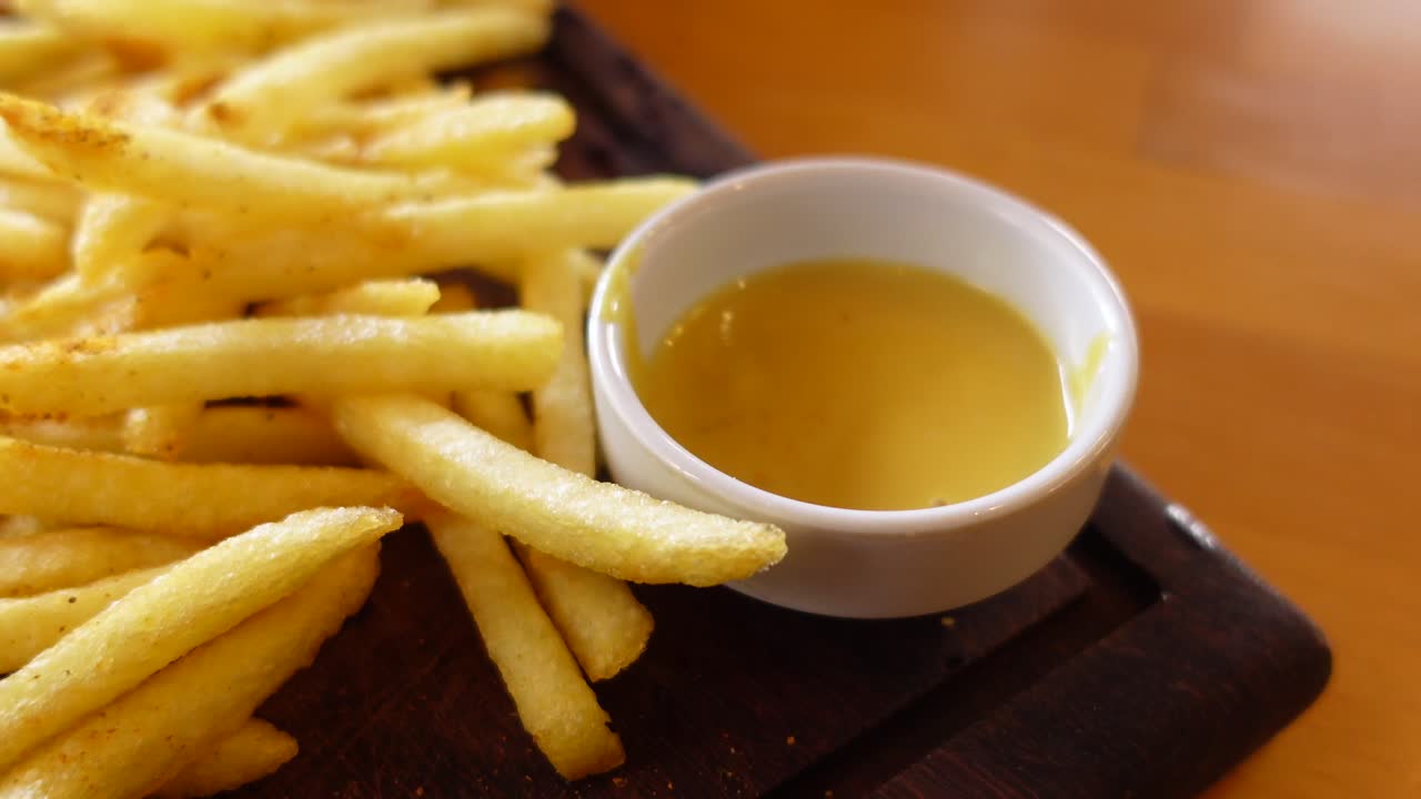 Deliziose patatine fritte con salsa alla senape