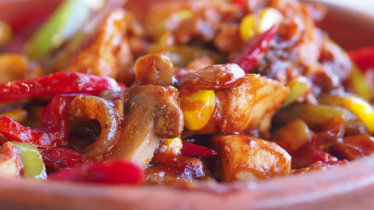 Primo piano di un gustoso spezzatino di pollo e verdure in una pentola di terracotta