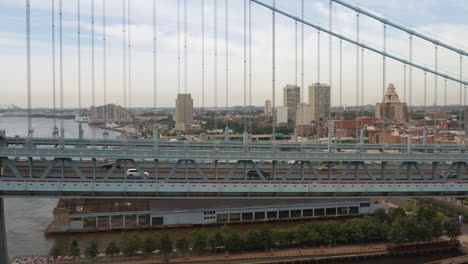 cerrar la vista aérea del puente y el río filadelfia ben franklin en el verano con automóviles y tráfico conduciendo por la carretera hacia la ciudad